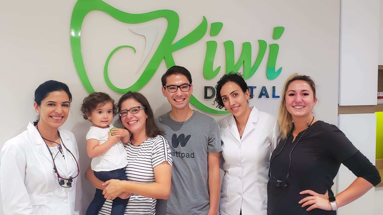 Kiwi_Dental_Staff_Posing_With_Patients